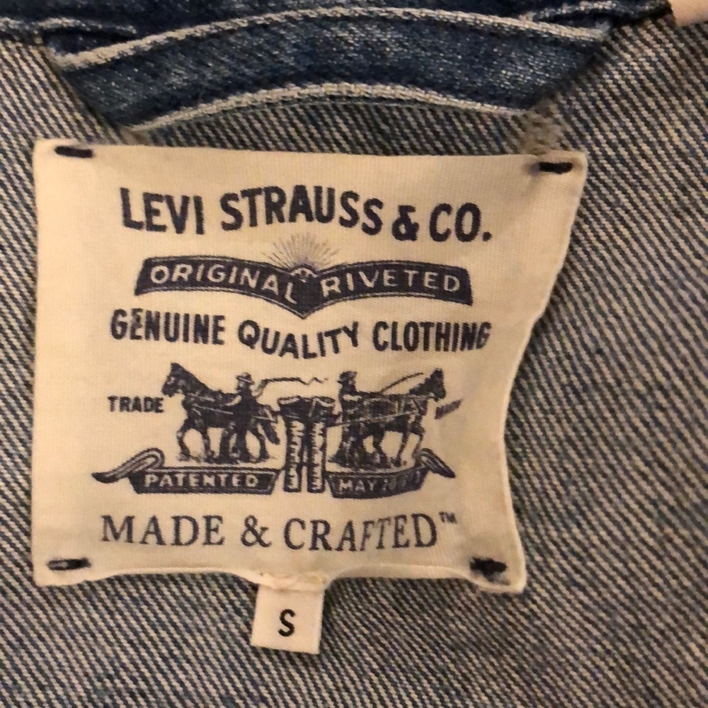 Levi’s trucker long pleated jacket. Button up. Raw edges.  Like new! - Picture 9 of 13